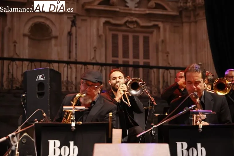 Foto 14 - El concierto de Bob Sands Big Band y Marina Ferrer centran las miradas en la Plaza Mayor