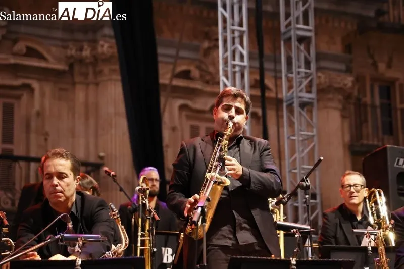 Foto 15 - El concierto de Bob Sands Big Band y Marina Ferrer centran las miradas en la Plaza Mayor