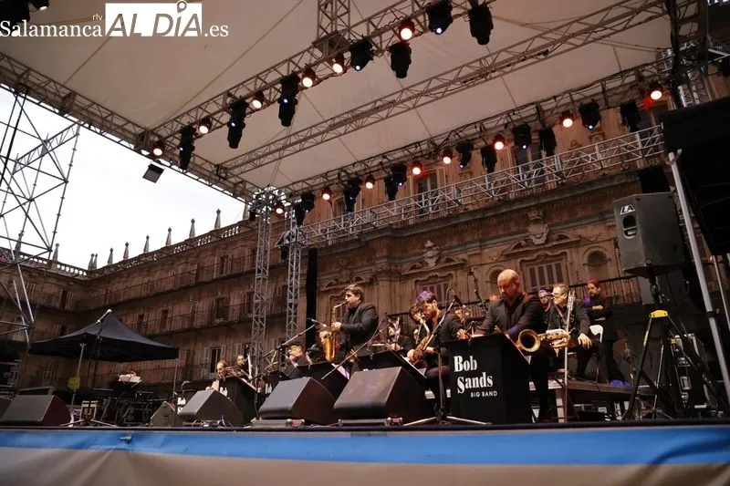 Foto 18 - El concierto de Bob Sands Big Band y Marina Ferrer centran las miradas en la Plaza Mayor