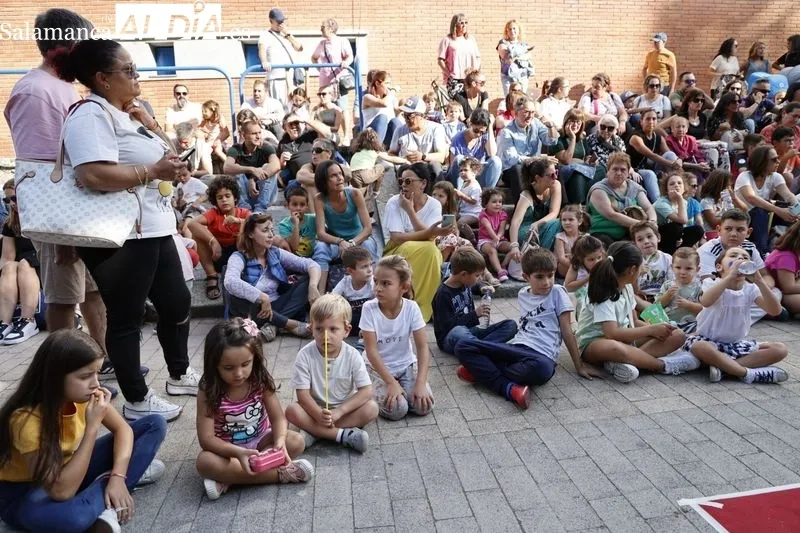 Foto 5 - Sesi&oacute;n de magia en la Alamedilla: Pedro Majo ense&ntilde;a sus trucos
