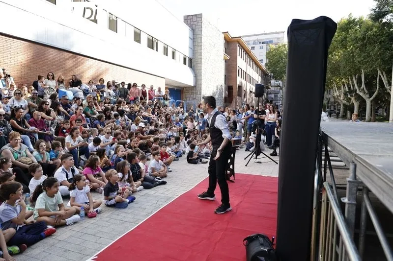 Foto 8 - Sesi&oacute;n de magia en la Alamedilla: Pedro Majo ense&ntilde;a sus trucos