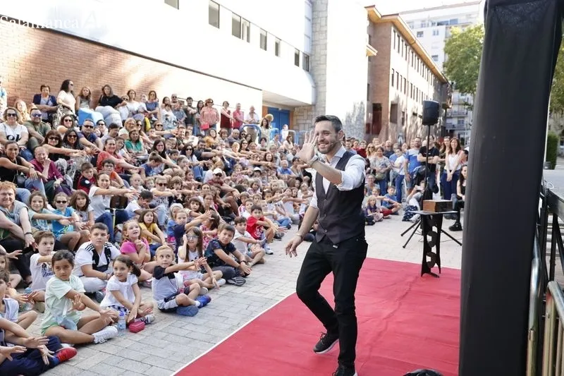 Foto 13 - Sesi&oacute;n de magia en la Alamedilla: Pedro Majo ense&ntilde;a sus trucos