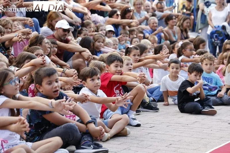 Foto 15 - Sesi&oacute;n de magia en la Alamedilla: Pedro Majo ense&ntilde;a sus trucos