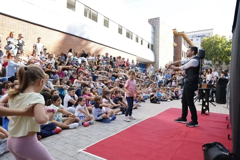 Foto 16 - Sesi&oacute;n de magia en la Alamedilla: Pedro Majo ense&ntilde;a sus trucos