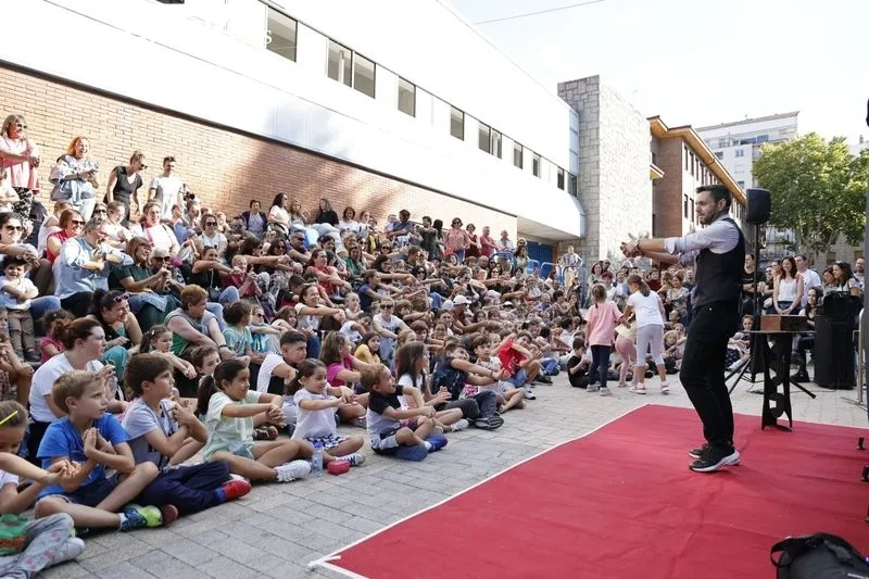 Foto 17 - Sesi&oacute;n de magia en la Alamedilla: Pedro Majo ense&ntilde;a sus trucos