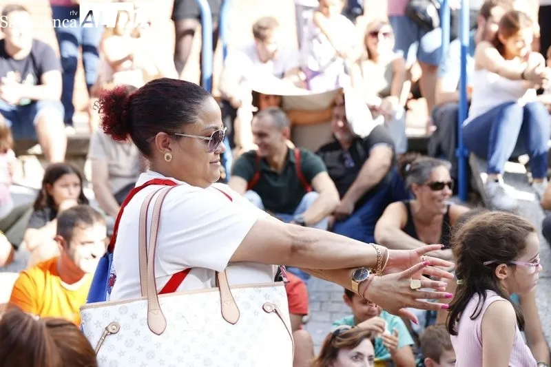 Foto 18 - Sesi&oacute;n de magia en la Alamedilla: Pedro Majo ense&ntilde;a sus trucos