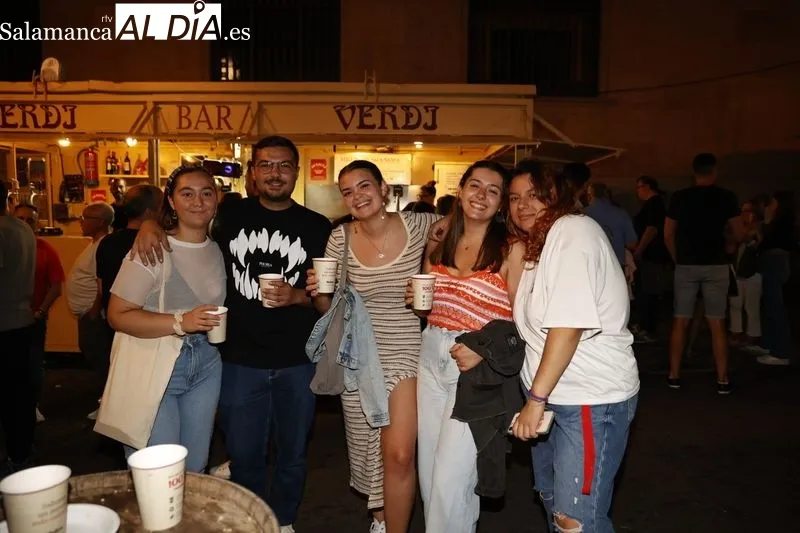 Foto 6 - La Plaza de Los Bandos se llena para despedir las casetas 