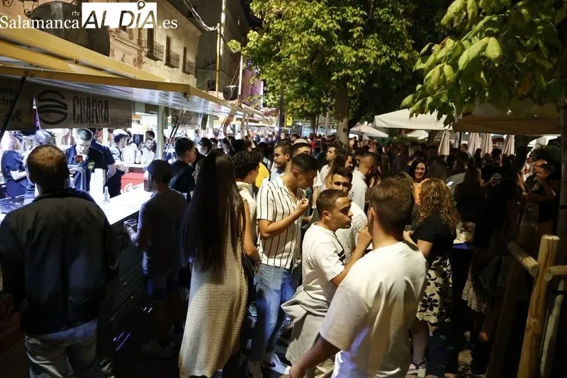 Foto 44 - La Plaza de Los Bandos se llena para despedir las casetas 