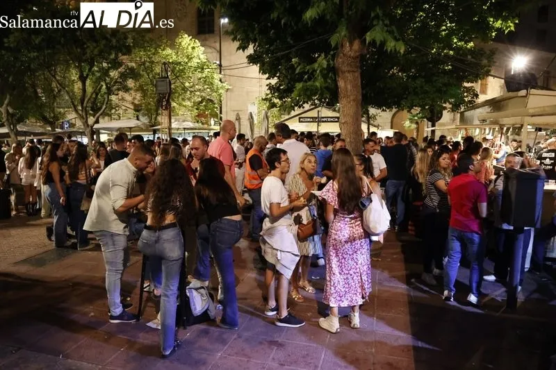 Foto 46 - La Plaza de Los Bandos se llena para despedir las casetas 