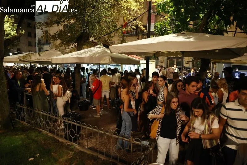 Foto 53 - La Plaza de Los Bandos se llena para despedir las casetas 