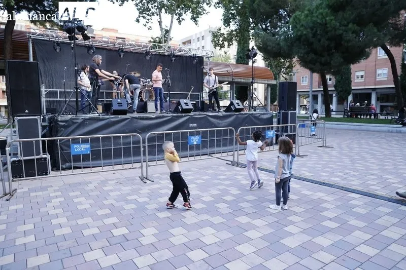 Foto 4 - Sonidos de S&oacute;tano lleva su pop-rock a la Plaza Barcelona