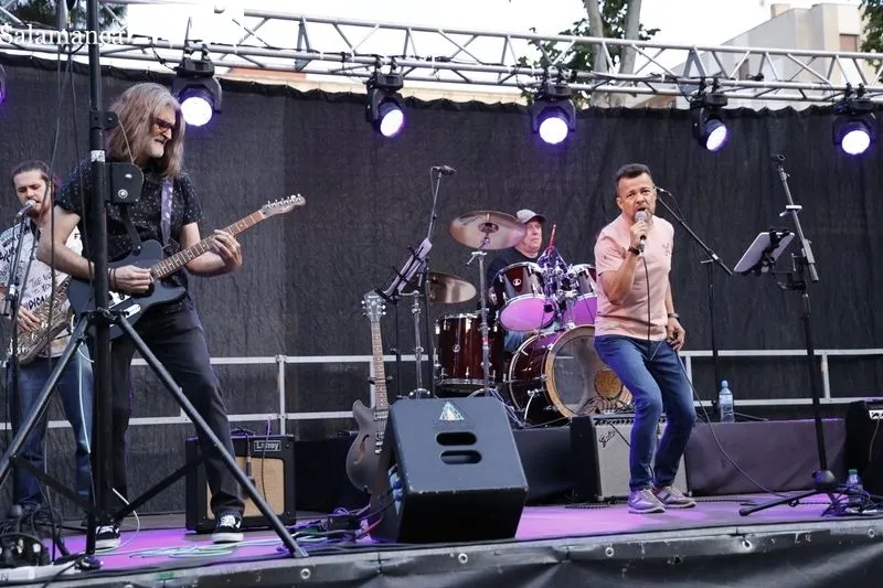 Foto 10 - Sonidos de S&oacute;tano lleva su pop-rock a la Plaza Barcelona