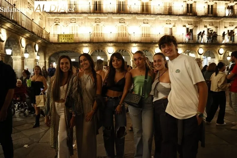 Foto 5 - Locura absoluta en la Plaza Mayor: aforo completo para disfrutar de Juan Mag&aacute;n