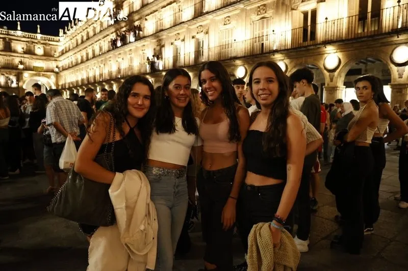 Foto 7 - Locura absoluta en la Plaza Mayor: aforo completo para disfrutar de Juan Mag&aacute;n