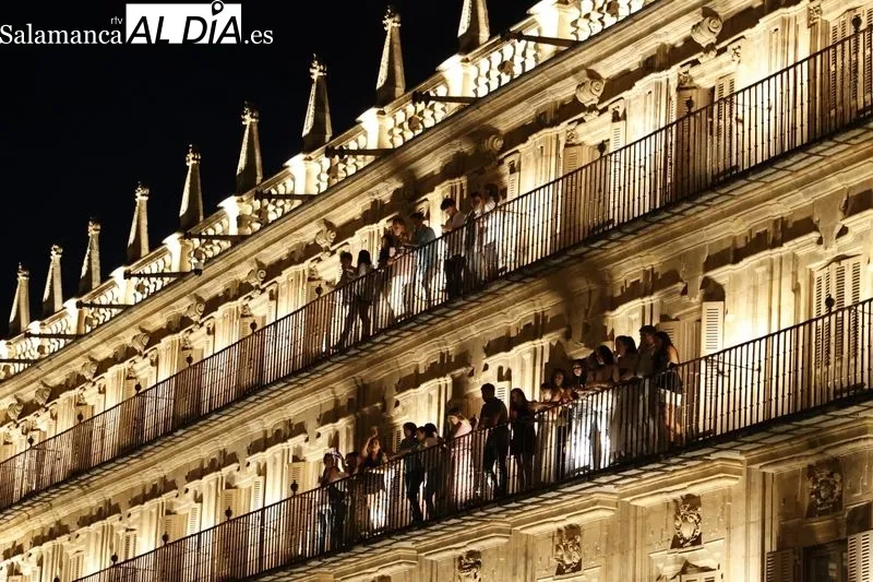 Foto 8 - Locura absoluta en la Plaza Mayor: aforo completo para disfrutar de Juan Mag&aacute;n
