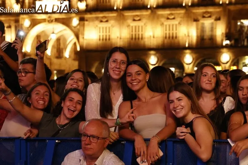 Foto 10 - Locura absoluta en la Plaza Mayor: aforo completo para disfrutar de Juan Mag&aacute;n
