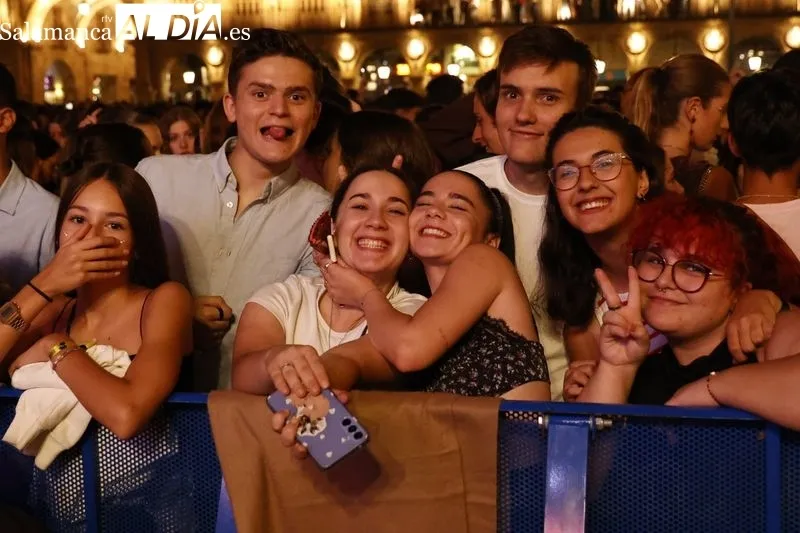 Foto 14 - Locura absoluta en la Plaza Mayor: aforo completo para disfrutar de Juan Mag&aacute;n