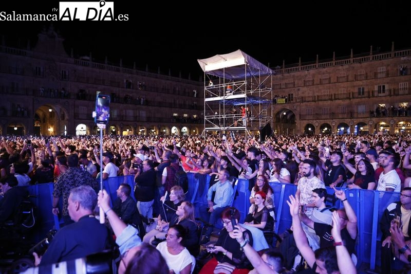 Espectadores en la Plaza Mayor con motivo del concierto de Juan Magán. Foto de David Sañudo