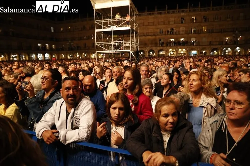 Foto 4 - Caf&eacute; Quijano pone el broche de oro con su concierto en la Plaza Mayor