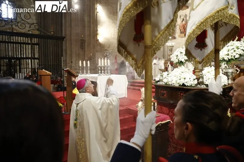 Ofrenda a la Virgen de la Vega por la Guardia Real. Fotos: David Sañudo