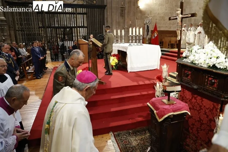 Ofrenda a la Virgen de la Vega por la Guardia Real. Fotos: David Sañudo