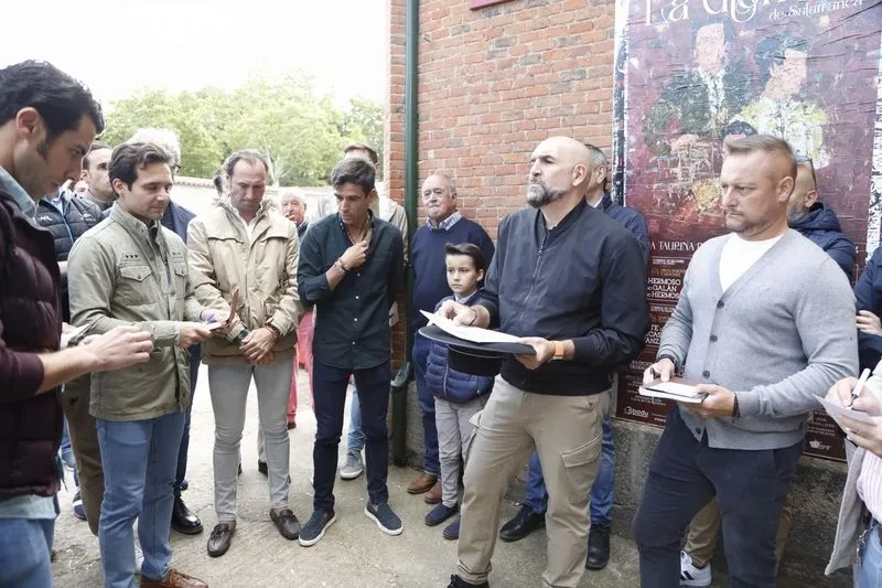Vaquillas y sorteo de los toros del festejo de esta tarde. Fotos: Pablo Angular