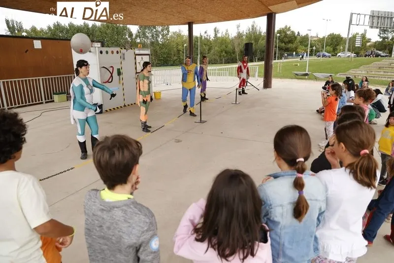 Teatro al aire libre para público infantil en el parque Elio Antonio de Nebrija. Fotos: David Sañudo