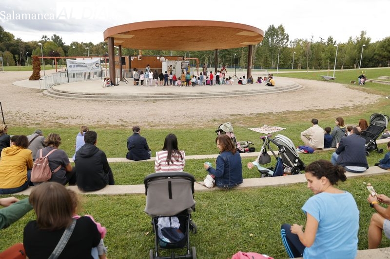 Teatro al aire libre para público infantil en el parque Elio Antonio de Nebrija. Fotos: David Sañudo