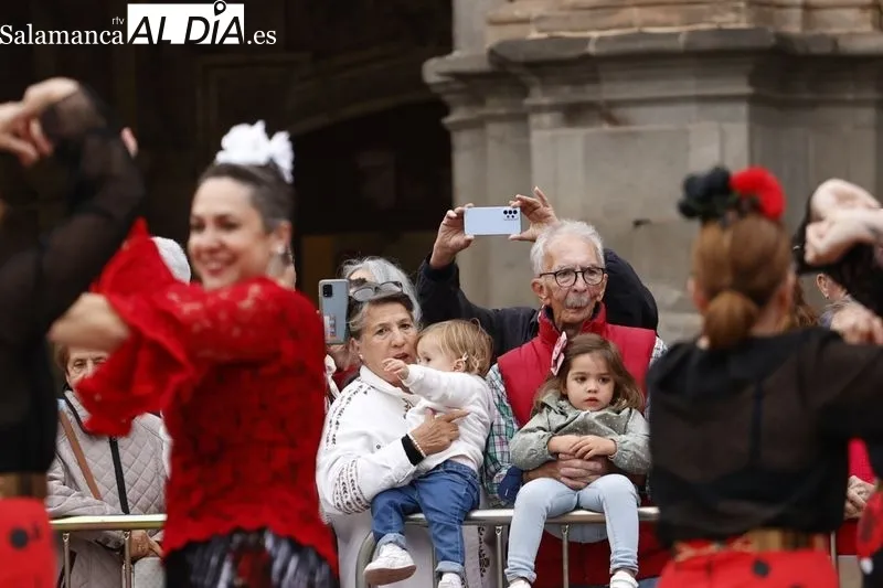 Espectáculo de Flamenco y Sevillanas en la Plaza Mayor de Salamanca en el Día Mundial del Alzheimer
