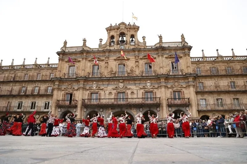 Espectáculo de Flamenco y Sevillanas en la Plaza Mayor de Salamanca en el Día Mundial del Alzheimer