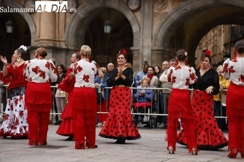 Espectáculo de Flamenco y Sevillanas en la Plaza Mayor de Salamanca en el Día Mundial del Alzheimer