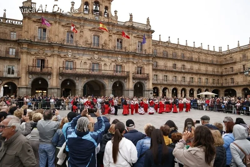 Espectáculo de Flamenco y Sevillanas en la Plaza Mayor de Salamanca en el Día Mundial del Alzheimer
