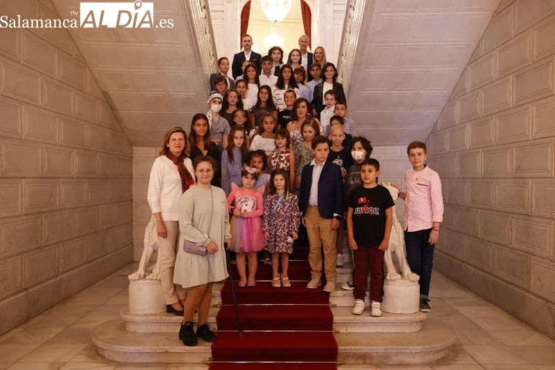 Foto 1 - Recepción en el Ayuntamiento a los niños del Aula Hospitalaria de Salamanca