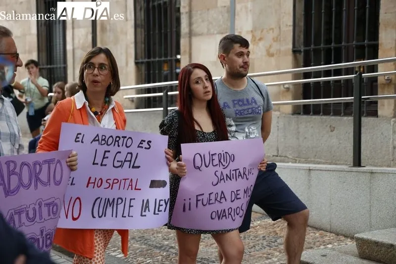 Foto 2 - Una treintena de personas se concentran por el derecho efectivo al aborto en Salamanca