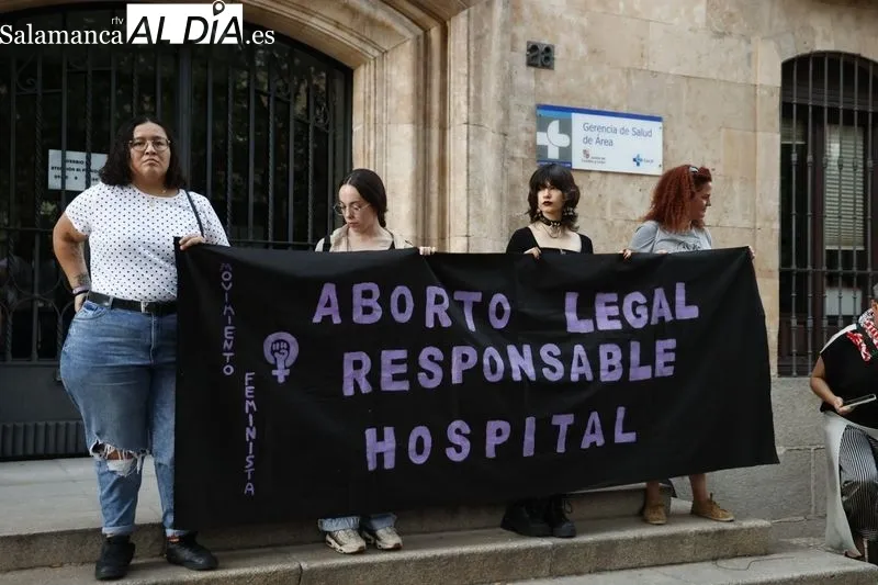 Foto 3 - Una treintena de personas se concentran por el derecho efectivo al aborto en Salamanca