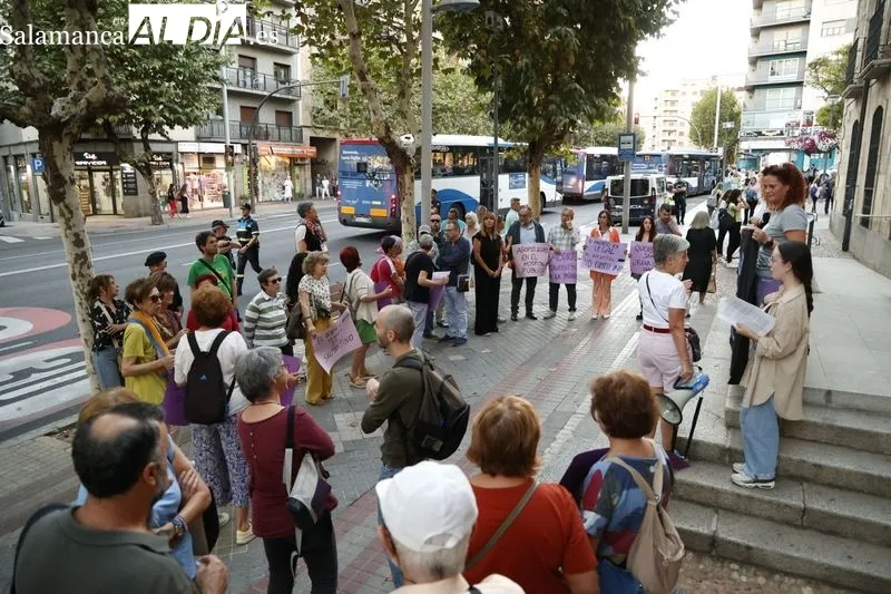 Foto 4 - Una treintena de personas se concentran por el derecho efectivo al aborto en Salamanca