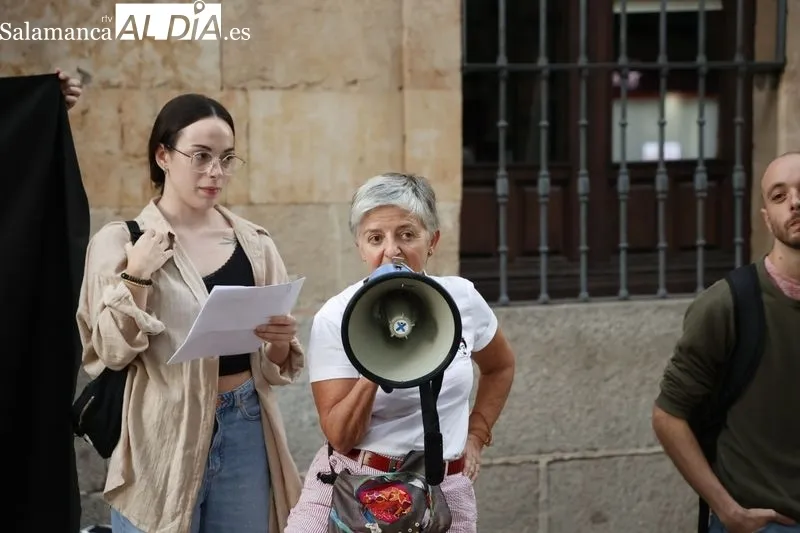 Foto 5 - Una treintena de personas se concentran por el derecho efectivo al aborto en Salamanca