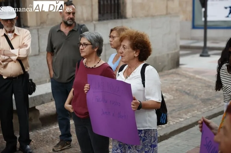 Foto 6 - Una treintena de personas se concentran por el derecho efectivo al aborto en Salamanca