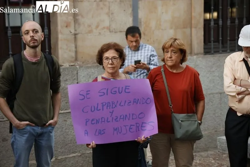 Foto 7 - Una treintena de personas se concentran por el derecho efectivo al aborto en Salamanca