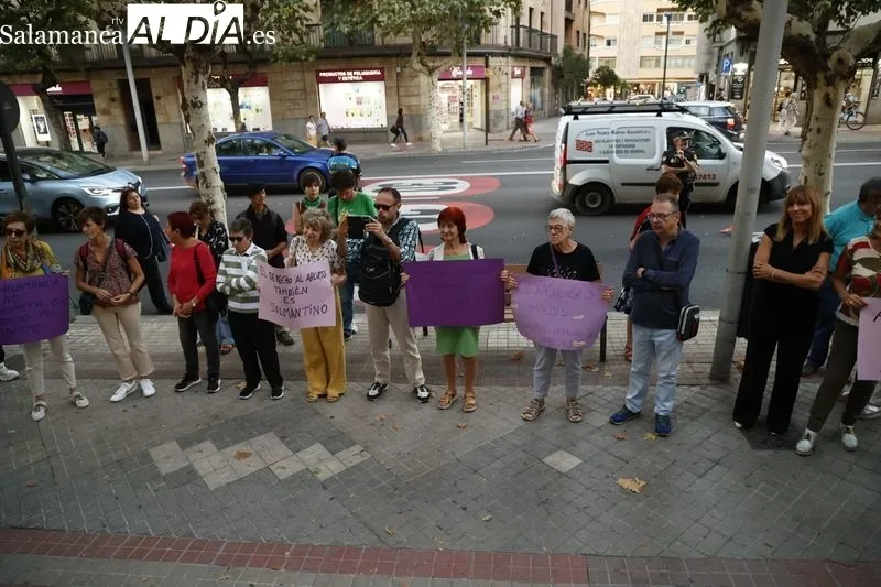 Foto 8 - Una treintena de personas se concentran por el derecho efectivo al aborto en Salamanca