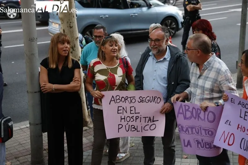 Foto 9 - Una treintena de personas se concentran por el derecho efectivo al aborto en Salamanca