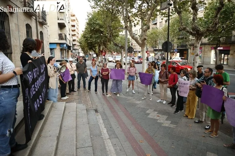 Foto 10 - Una treintena de personas se concentran por el derecho efectivo al aborto en Salamanca