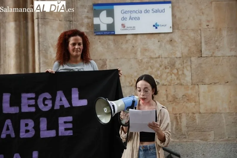 Foto 11 - Una treintena de personas se concentran por el derecho efectivo al aborto en Salamanca