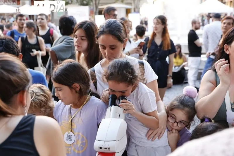 Foto 2 - La Noche europea de los investigadores, un &eacute;xito en la Plaza del Oeste