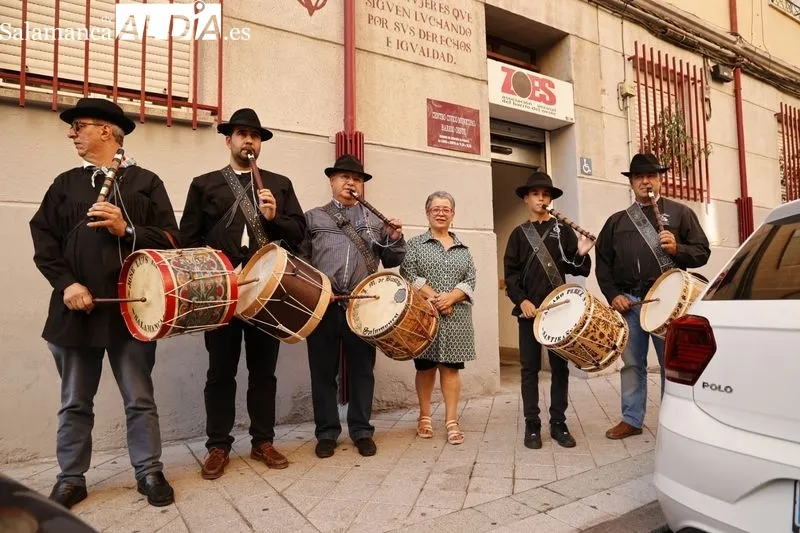 Pasacalles de tamborileros en la calle Nieto Bonal. Fotos: David Sañudo