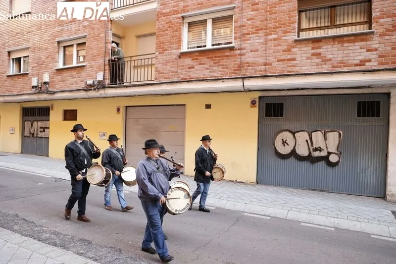 Pasacalles de tamborileros en la calle Nieto Bonal. Fotos: David Sañudo