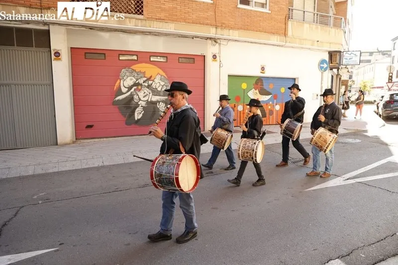Pasacalles de tamborileros en la calle Nieto Bonal. Fotos: David Sañudo