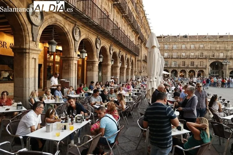 Ambiente en Salamanca en la tarde de este sábado. Fotos: David Sañudo