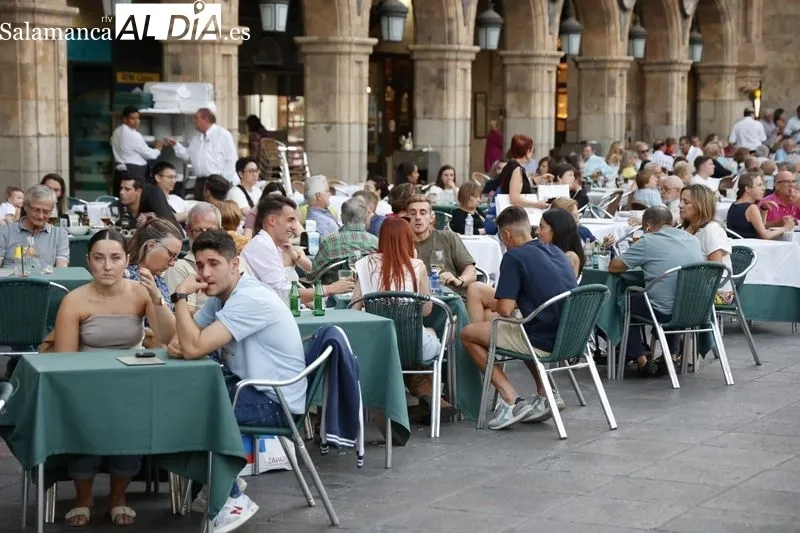 Ambiente en Salamanca en la tarde de este sábado. Fotos: David Sañudo
