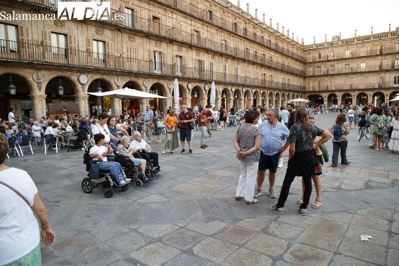 Ambiente en Salamanca en la tarde de este sábado. Fotos: David Sañudo